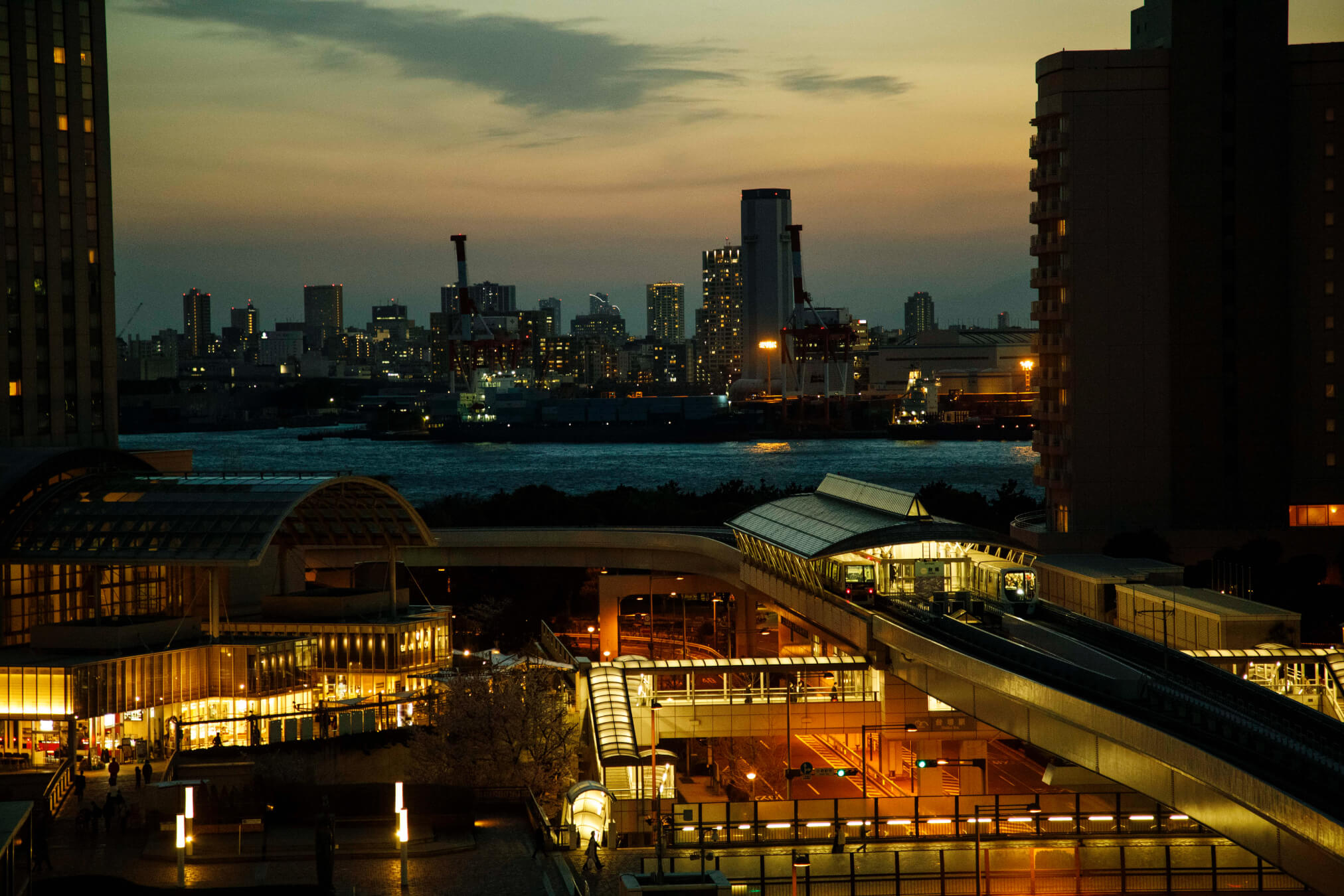 夜景を楽しむ 株式会社ゆりかもめ