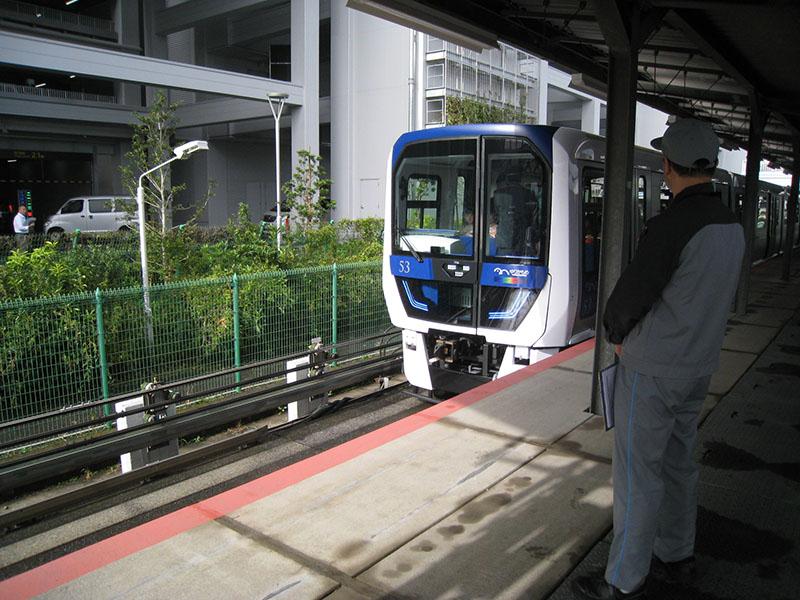 豊洲西小学校の児童を乗せた列車の到着